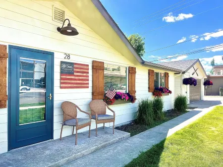 Your Adventure Starts Here! Uptown House Columbia Falls, MT Отели рядом с достопримечательностью «Montana Vortex and House of Mystery»