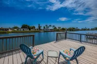 Serene Lakefront home in Tampa Bay, close to beaches and downtown Tarpon Springs