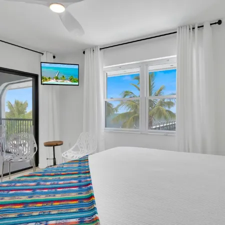 MILLION DOLLAR VIEW very private 4 bedroom resort with pool, pier, kayaks, spa