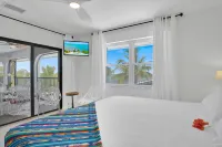 MILLION DOLLAR VIEW very private 4 bedroom resort with pool, pier, kayaks, spa