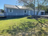 Charming Waterfront Cottage with Boat Ramp and boat docking - Pet Friendly - Country Houses