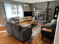Modern Country Farmhouse, Walking Distance to Lake