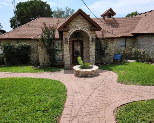 Stone House with patio, hot tub-less than 50 yards to the water. Hotels in Bosque County