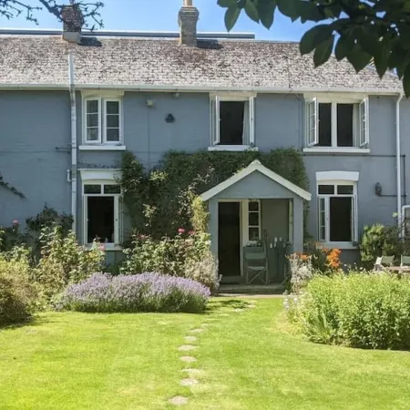 Cliffside Cosy Cottage by Cowes Beach: 1X King-Size Double Br & a Twin/Kids Br