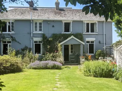 Cosy Cottage by the Sea (1x BIG Master Double Bedroom)