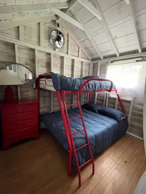 Cardinal Cottage: Cozy Rustic Lakefront Escape at the Pier, Perfect for 5!