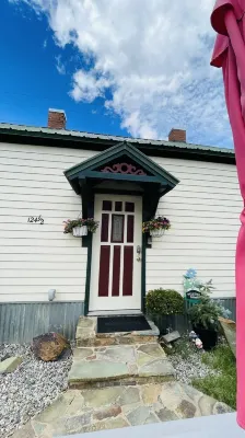 The Shotgun House. Hotels near Fetch's Mining & Mercantile