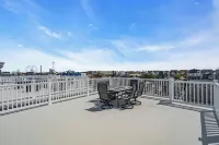 Top Flr Balcony w/ bonus room + wet bar, 2 blocks to beach, Linens/towels incl.