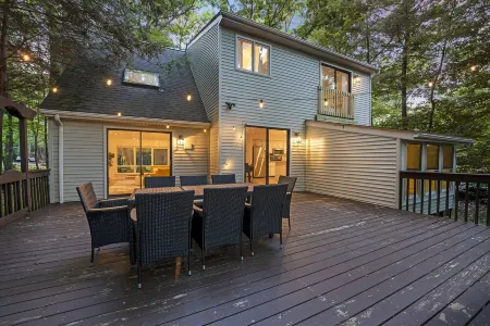 Modern Poconos Escape | Hot Tub | Fire Pit | Games!