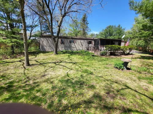 Peaceful home on little Round lake near EAA, Iola car show & the Packer Stadium. Hotels in Waupaca County