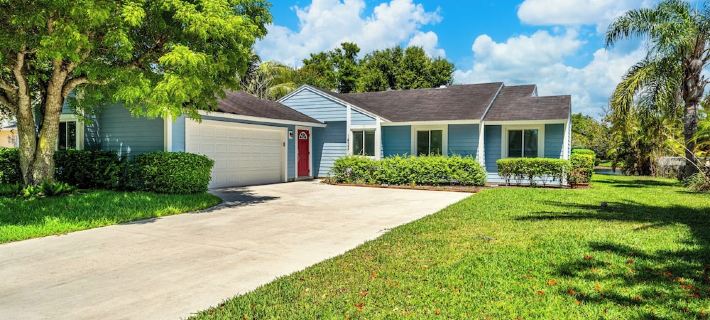 Jupiter Palm Oasis! Lakefront Pool Home w/ Game Room, BBQ, Beach Chairs, Coffee! Hotels in Jupiter