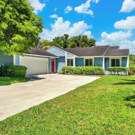 Jupiter Palm Oasis! Lakefront Pool Home w/ Game Room, BBQ, Beach Chairs, Coffee!