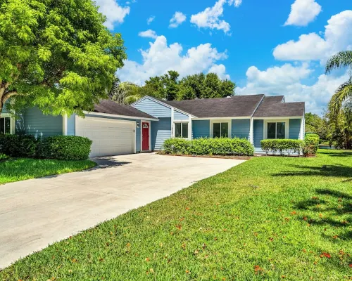 Jupiter Palm Oasis! Lakefront Pool Home w/ Game Room, BBQ, Beach Chairs, Coffee! 朱庇特住宿飯店