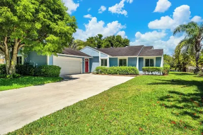 Jupiter Palm Oasis! Lakefront Pool Home w/ Game Room, BBQ, Beach Chairs, Coffee!