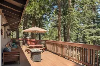 Luxurious Cabin w/ lake views 10 minutes to Santa's SkyPark & Village