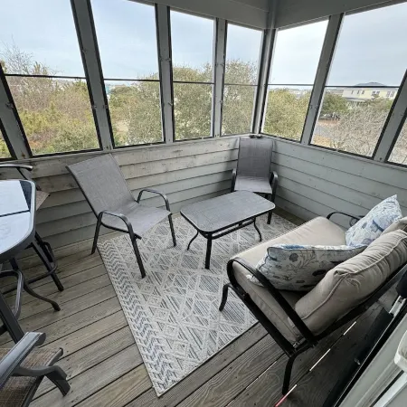 Updated, cozy cottage in Duck – 4 bedrooms, in town & oceanside w/ views!
