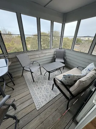 Updated, cozy cottage in Duck – 4 bedrooms, in town & oceanside w/ views!