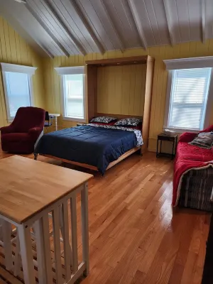 Sunny Studio Cottage steps away from the shores of Lake Huron in Greenbush, MI Hotel dekat Harrisville State Park