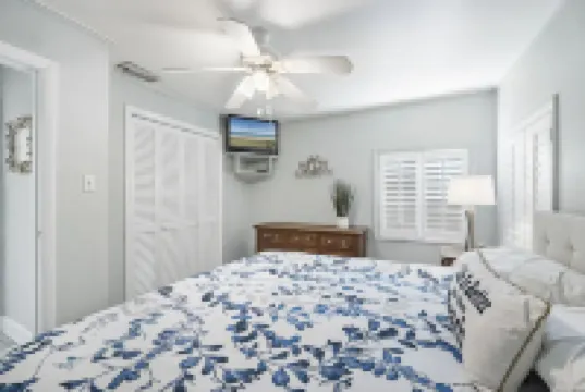 Key Lime Cottage - Updated - 1 Minute Walk to Beach & Pier