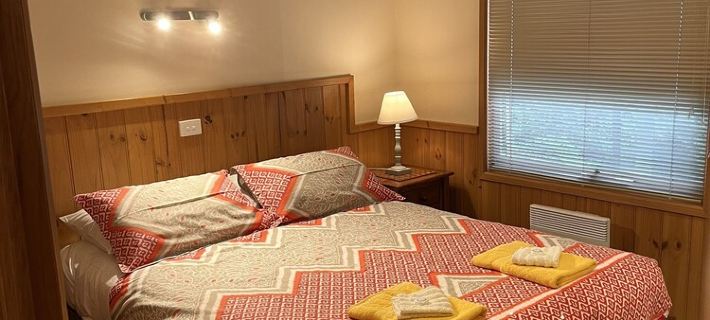 Self contained cottage in 8 acres of amazing gardens adjoining the Ovens River Hotels in Bright