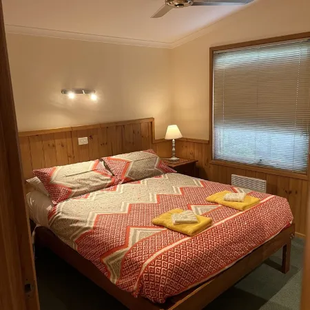 Self contained cottage in 8 acres of amazing gardens adjoining the Ovens River