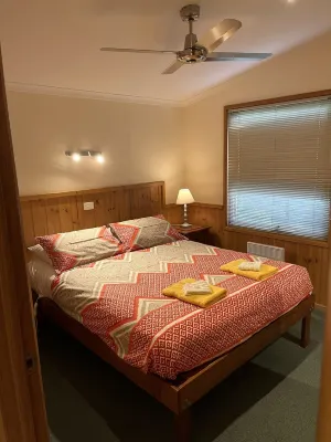 Self contained cottage in 8 acres of amazing gardens adjoining the Ovens River - 3-Sterne