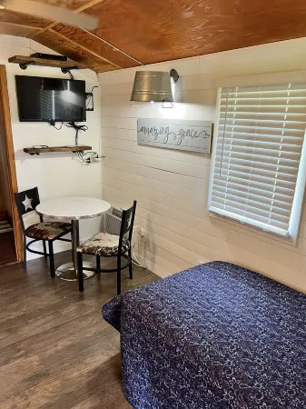 Charming tiny house with AC in delightful Sardis Lake.