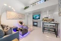 ~The Hidden Gem~ King Bed and Hot Tub!