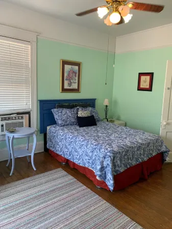 Spacious Upstairs Apartment in<br>Victorian Home