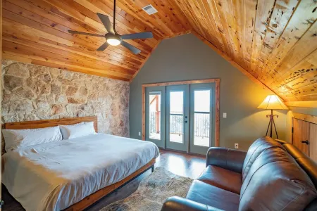 Vista Cottage & Pool on Exquisite Hill Country Ranch Giraffes, rhino & Zebras