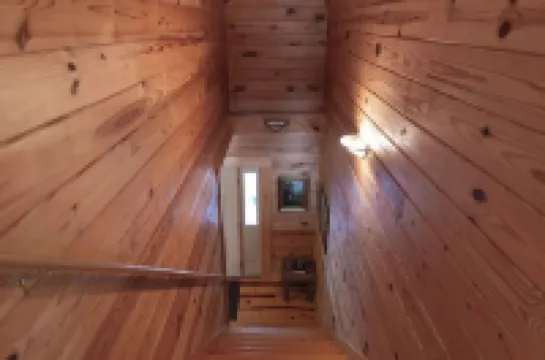 Cabin 25 - Spacious 6-bedroom private home minutes from downtown Lexington