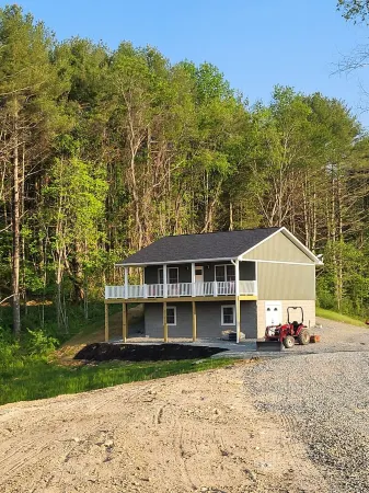 RiverView Cabin 2 Bedroom/1 Bath, Deck w/Hot Tub & Beautiful View/Fire Pit/Grill