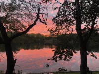 Remodeled home with pontoon rental 2 decks Private beach playground volleyball Hotels in Edgerton