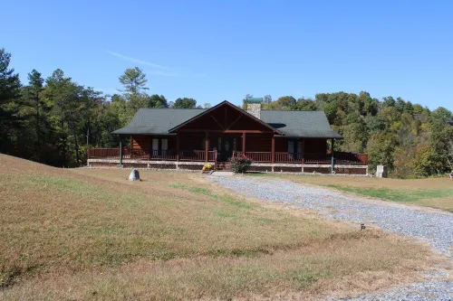 Very Private 4 Bedroom 3 Bath Cabin on 24 acres Hotels in Madison County