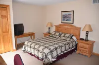 Stunning Knotty Pine Condo at Schuss Mountain