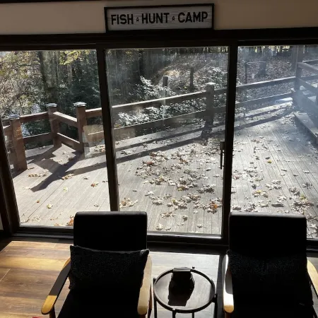 Creek side retreat and breathtaking views! Moments from hunting and fishing!