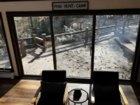 Creek side retreat and breathtaking views! Moments from hunting and fishing!