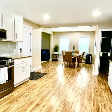 5 bedroom in the center of Springfield .