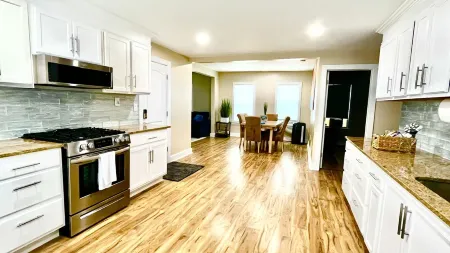 5 bedroom in the center of Springfield .