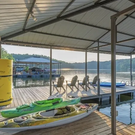 Designer Luxury on Smith Lake/Pool/5BR/3BR/Steps to Water! Отели в г. Уинстон