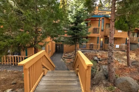 Alpine Alcove Escape – Sleeps 4, Pet Friendly, Minutes to Skiing Отели в г. Тахо Виста