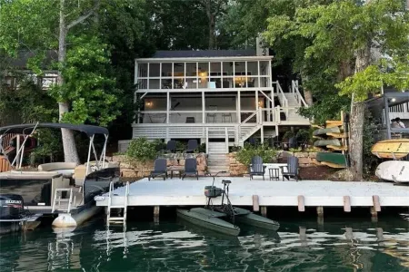 Warluskee Luxury Lakefront Cottage w/ Hot Tub Отели в г. Чероки