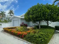 Beach House in Hollywood, steps the the shore! Hotels near Port Everglades