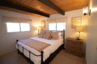 *New* Dog friendly Classic A-frame Cabin with A/C