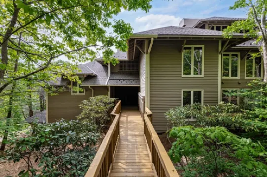 Rosie's Retreat: Cozy 3 BR, 3 Bath Condo in Wintergreen Resort, 1 mile to slopes