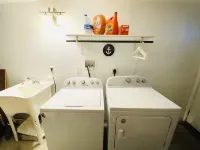 Trendy 1 bedroom +loft apartment w/ parking