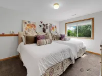 Beautiful home, Hot Tub, great views, easy access to downtown and Territory