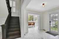 Historic McKinnon Twin, Beautifully Renovated in Historic Downtown Brunswick