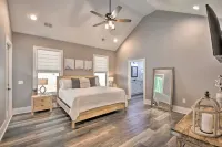 Stunning Woodsy Retreat w/ Hot Tub + Firepit Near Vineyards/Orchards/Downtown