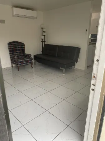 Apartment Near LAX airport #B Отели рядом с достопримечательностью «Beach Boys Monument»